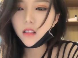 浴室偷拍！透视蕾丝湿身自慰秀 少妇蜜液横流真实自慰记录